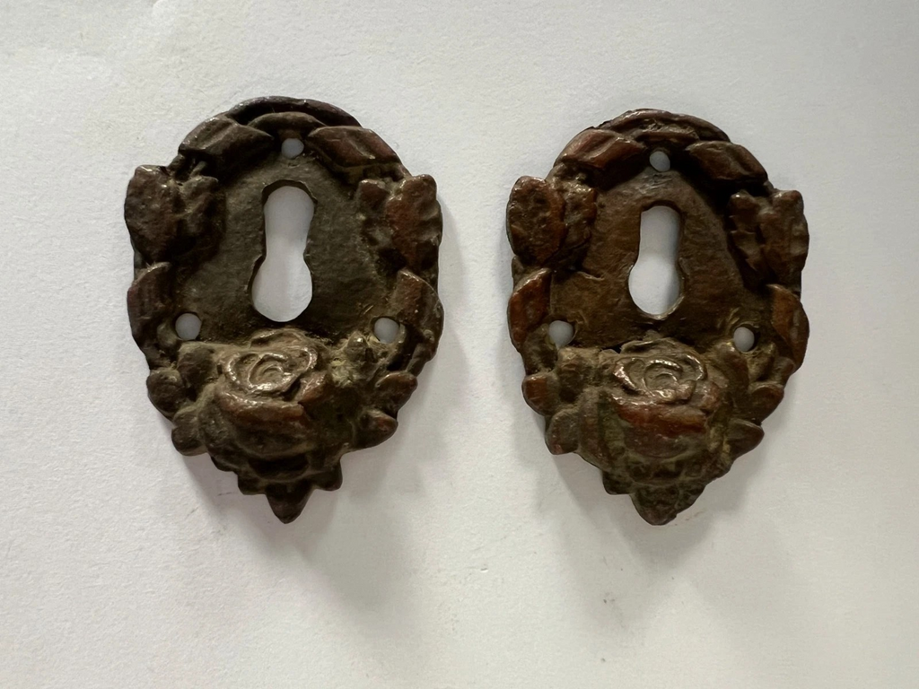 COPPIA DI PLACCHE PER SERRATURE IN BRONZO PRIMI '900 ART NOUVEAU MOBILI PORTE